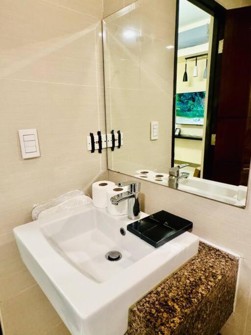 One Uptown Residences Bgc 따구익 외부 사진