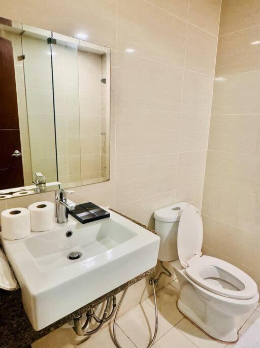 One Uptown Residences Bgc 따구익 외부 사진